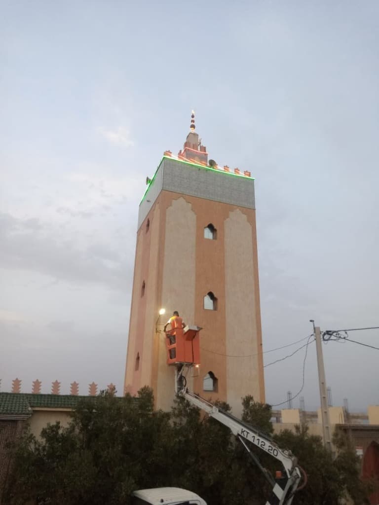 صيانة الإنارة العمومية وتزيين صومعة مسجد أقرقاو